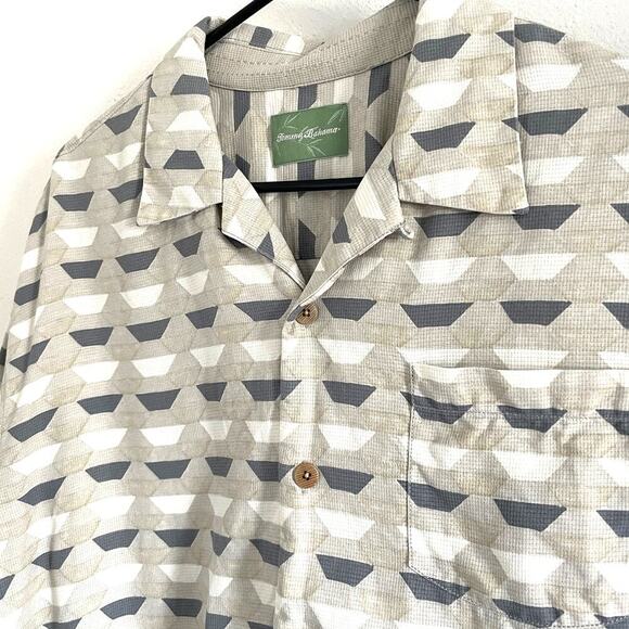 Tommy Bahama 100% Silk Men's Aloha Style Dress Shirt / Light Gray/ Size XL - Picture 2 of 9